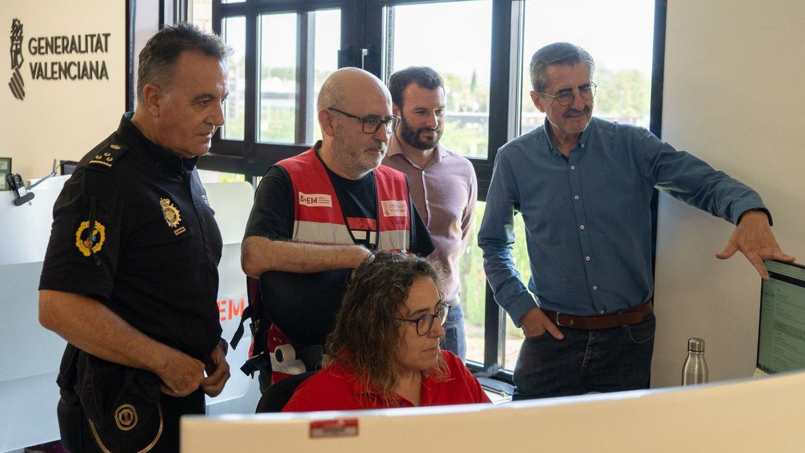 Responsables d'Emergències de la Generalitat, en les instal·lacions de l'112, aquest divendres, mentre ultimen els detalls del dispositiu especial d'aquest cap de setmana