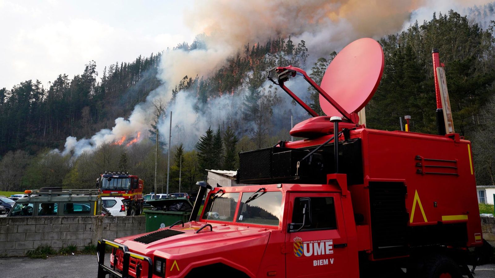 Equips treballant en l'extinció dels incendis