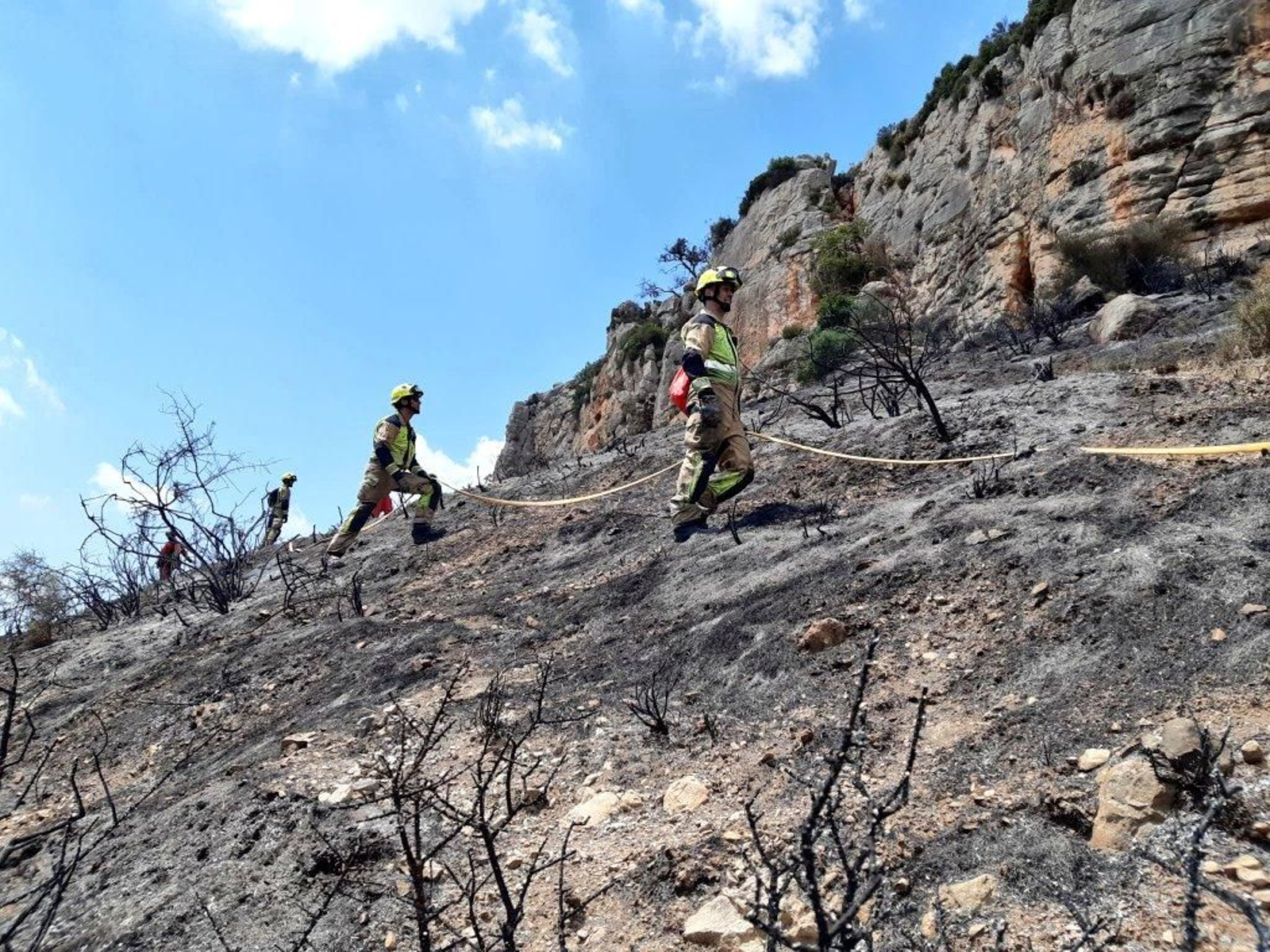 Efectius de bombers de Castelló treballen en la zona de l'incendi forestal de Les Useres