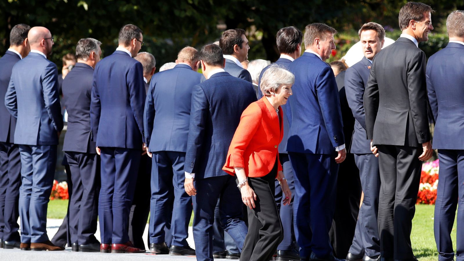 La primera ministra britànica, Theresa May, s'incorpora a la foto de família en la cimera de Salzburg