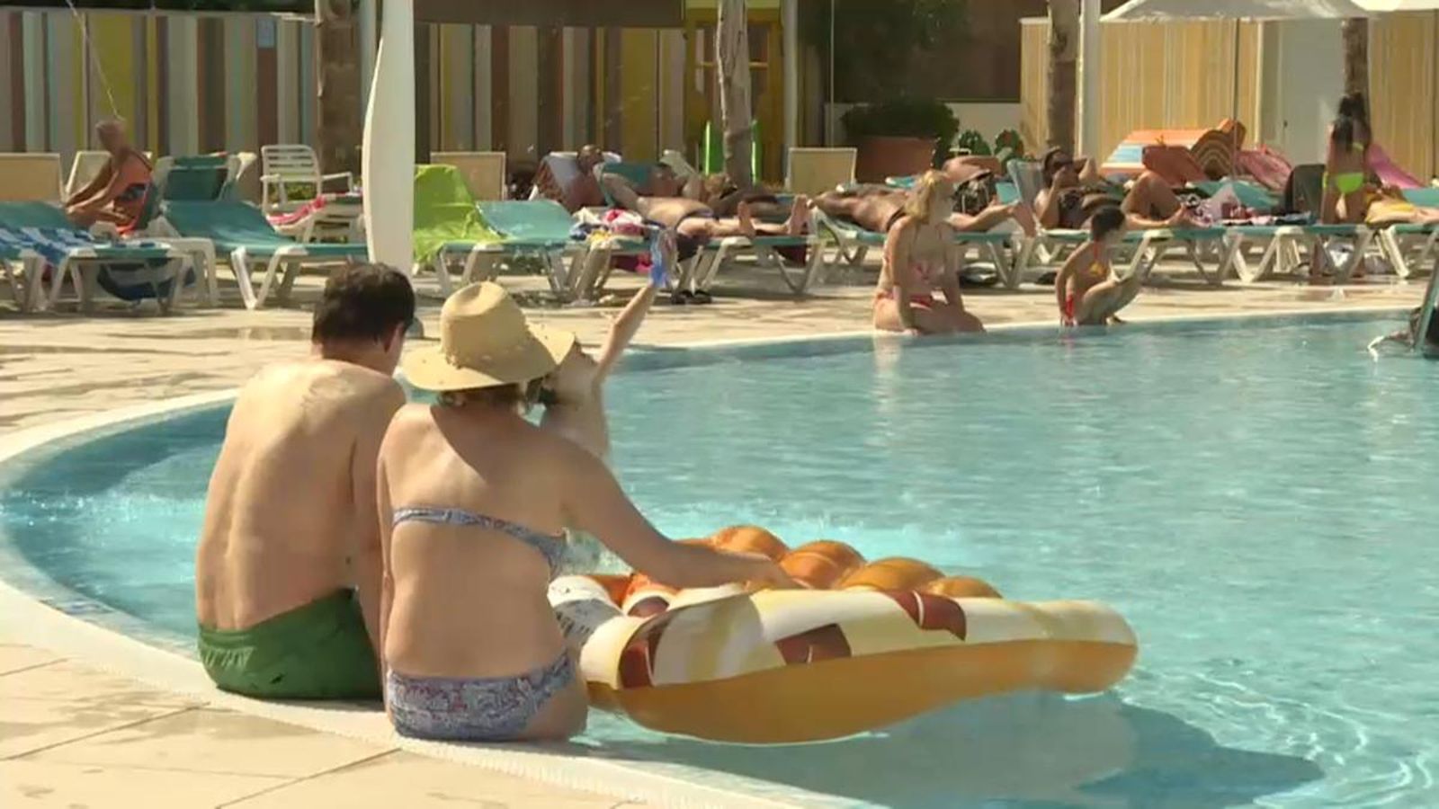 Una cadena hotelera i una federació de càmpings regalen paquets vacacionals per a les persones que lluiten contra la pandèmia.