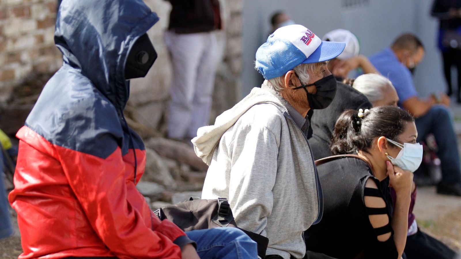 Persones esperen hui per a ser ateses davant de l'Hospital del Tòrax a Tegucigalpa (Hondures)