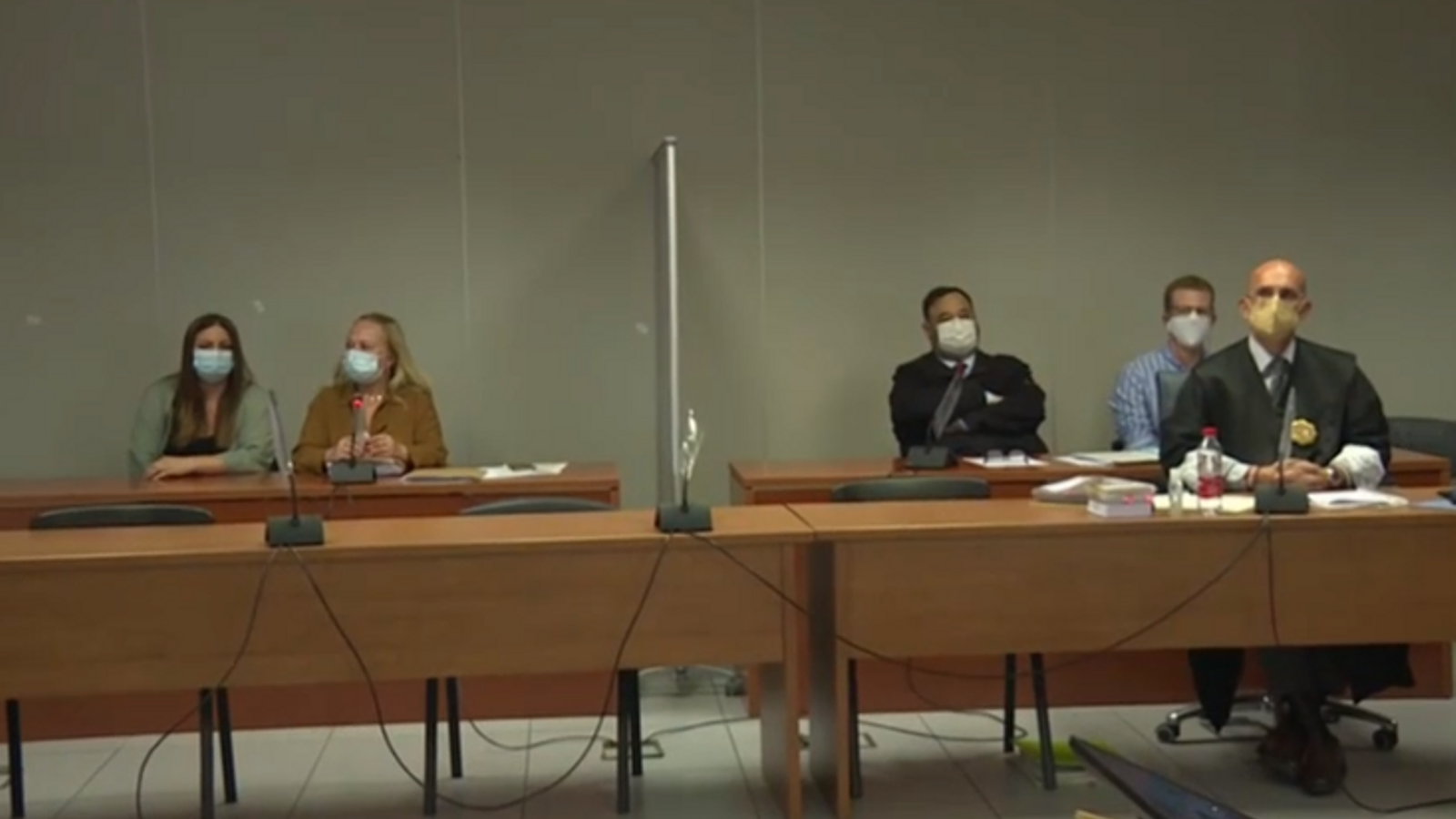 María Gombau i Gabriel Carvajal amb els seus advocats en el banc dels acusats