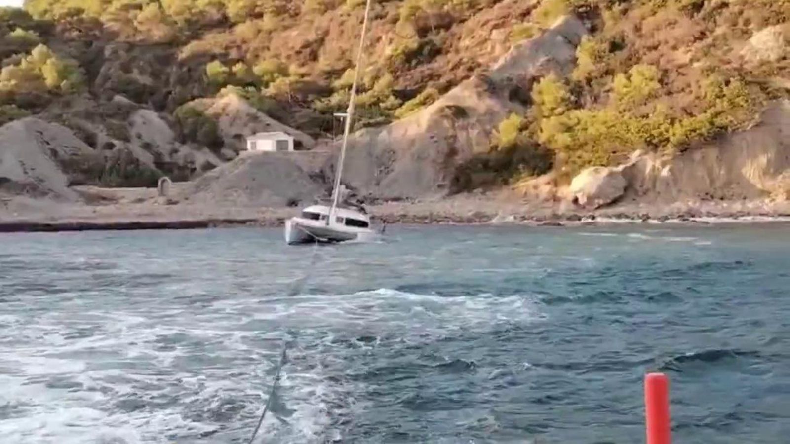 Una patrulla de Salvament Marítim arrossega el catamarà encallat