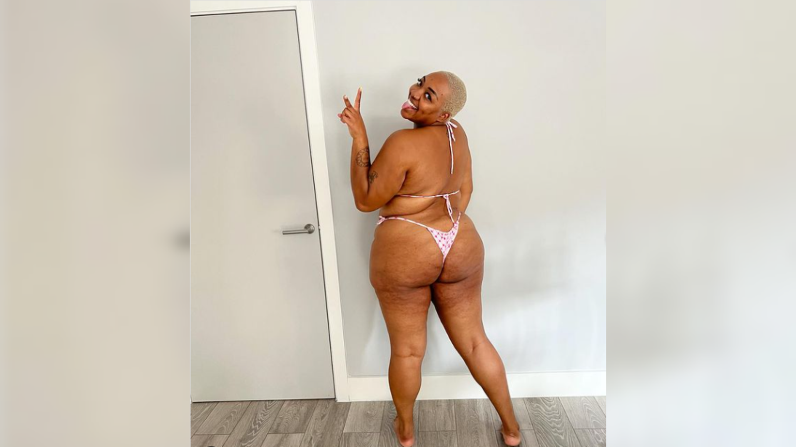 Foto de la model Nyome Nichols plagiada en el cartell de la campanya del ministeri d'Igualtat 'L'estiu també és nostre'