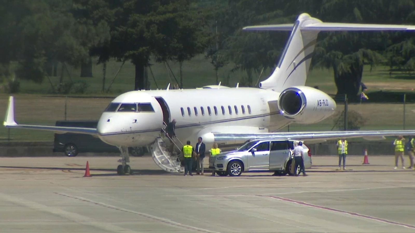Joan Carles I baixant de l'avió a l'aeroport de Vigo aquest dimecres