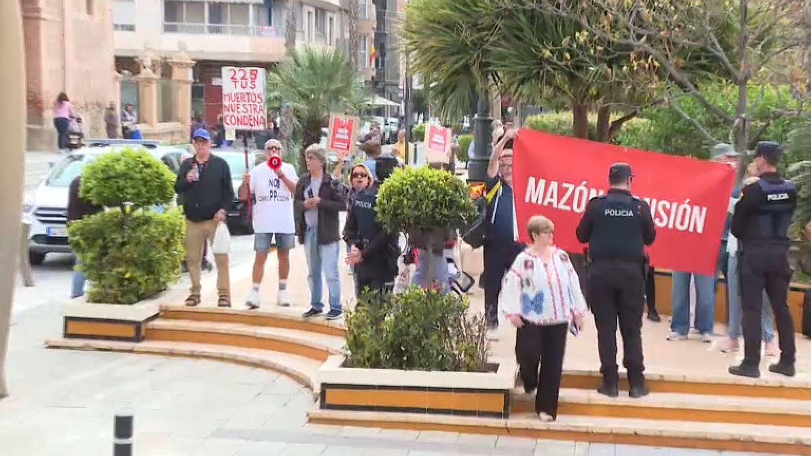 Un reduit grup de ciutadans ha escridassat Mazón en arribar a l'Ajuntament de Torrevella