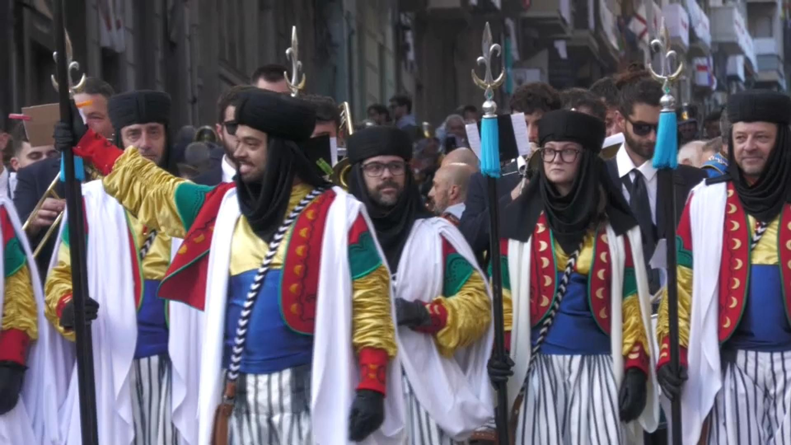 Diana amb la filà Benimerins, que per primera vegada desfila amb homes i dones en la mateixa formació