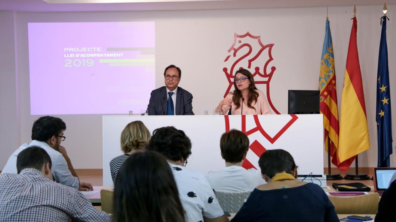 Mónica Oltra i Vicent Soler, durant la presentació de l’avantprojecte de la llei d'acompanyament