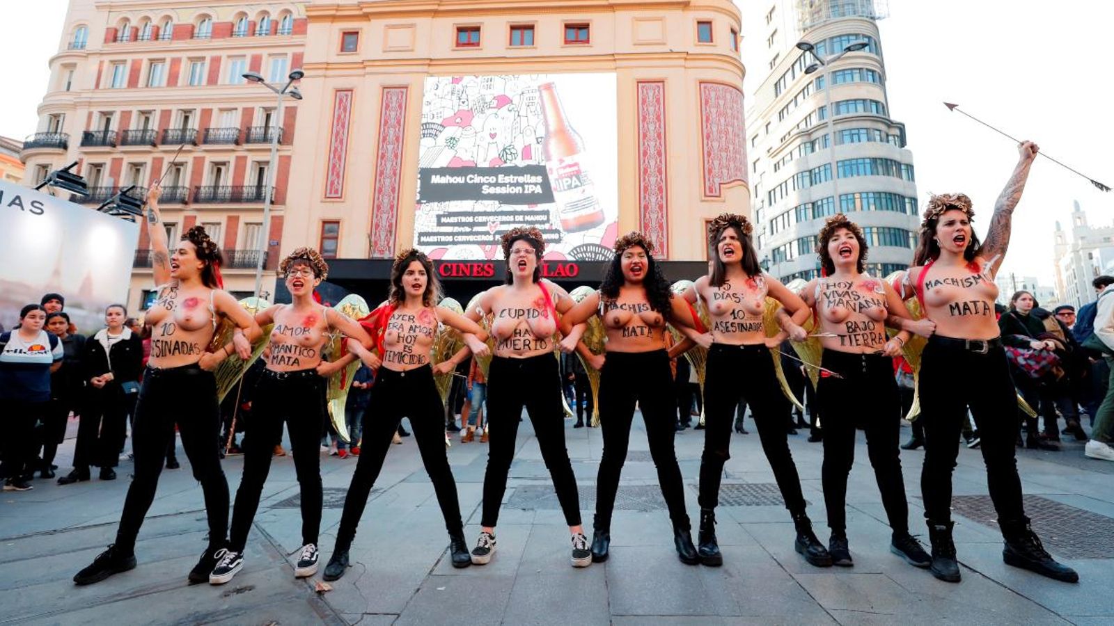 Integrants del moviment Femen protesten contra el masclisme a la plaça de Callao de Madrid, el passat 14 de febrer