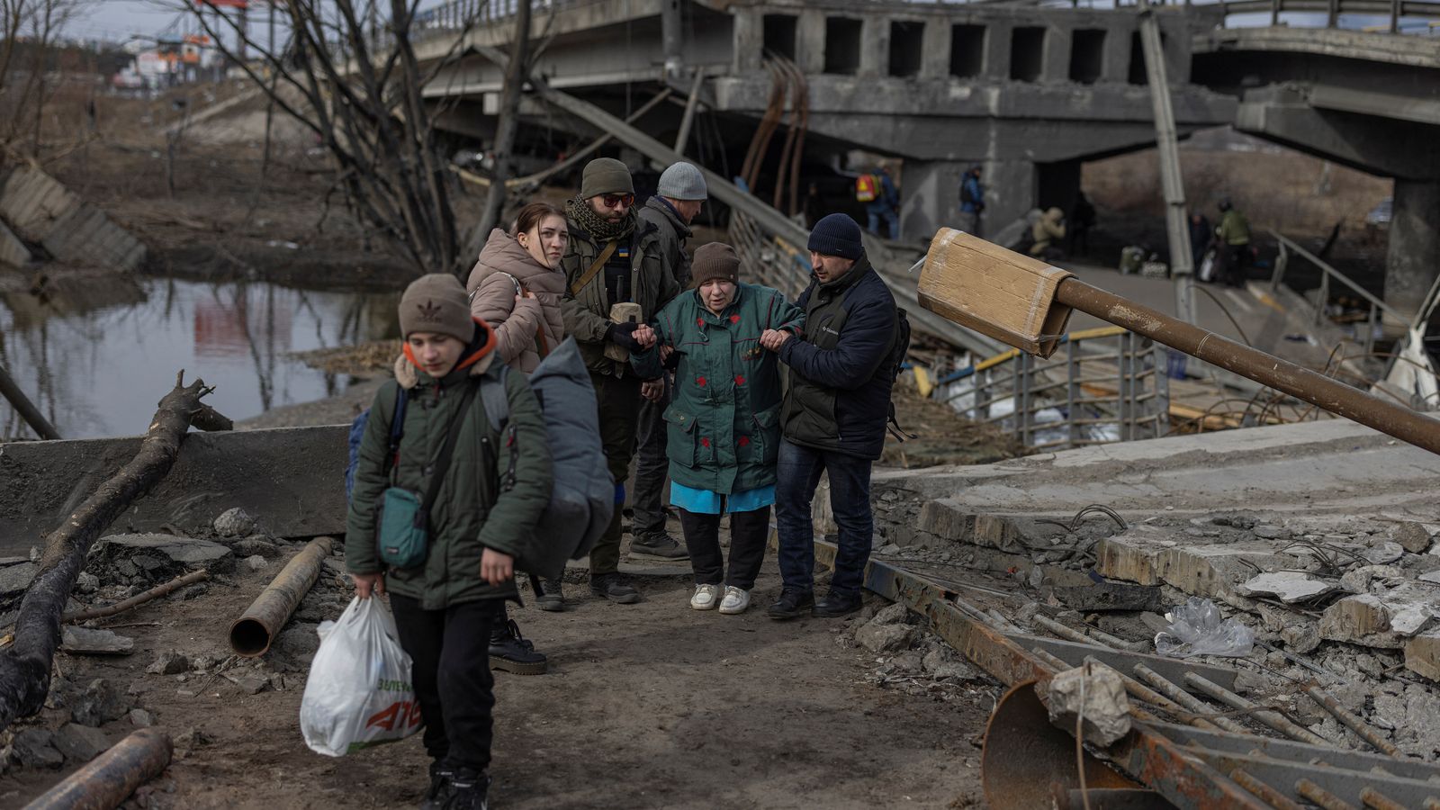 Un grup de persones abandona la ciutat d'Irpín, a l'oes de Kíiv