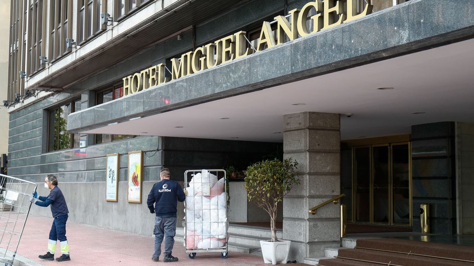 Personal de bugaderia a les portes de l'hotel Miguel Ángel de Madrid