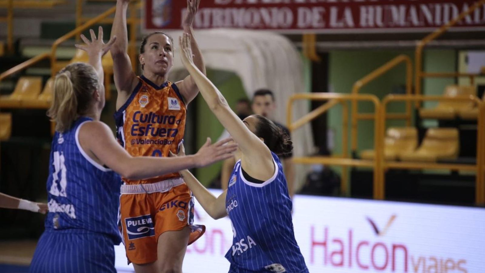 Queralt Casas intenta la cistella davant de l’oposició de dues jugadores del Perfumerías Avenida