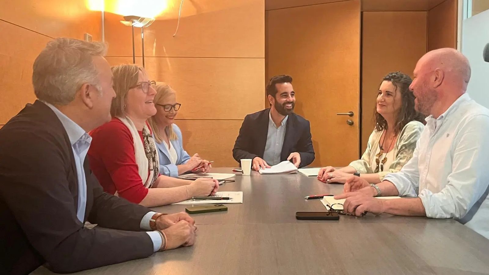 El síndic del PSPV-PSOE en les Corts, José Muñoz (centre), amb diputats socialistes