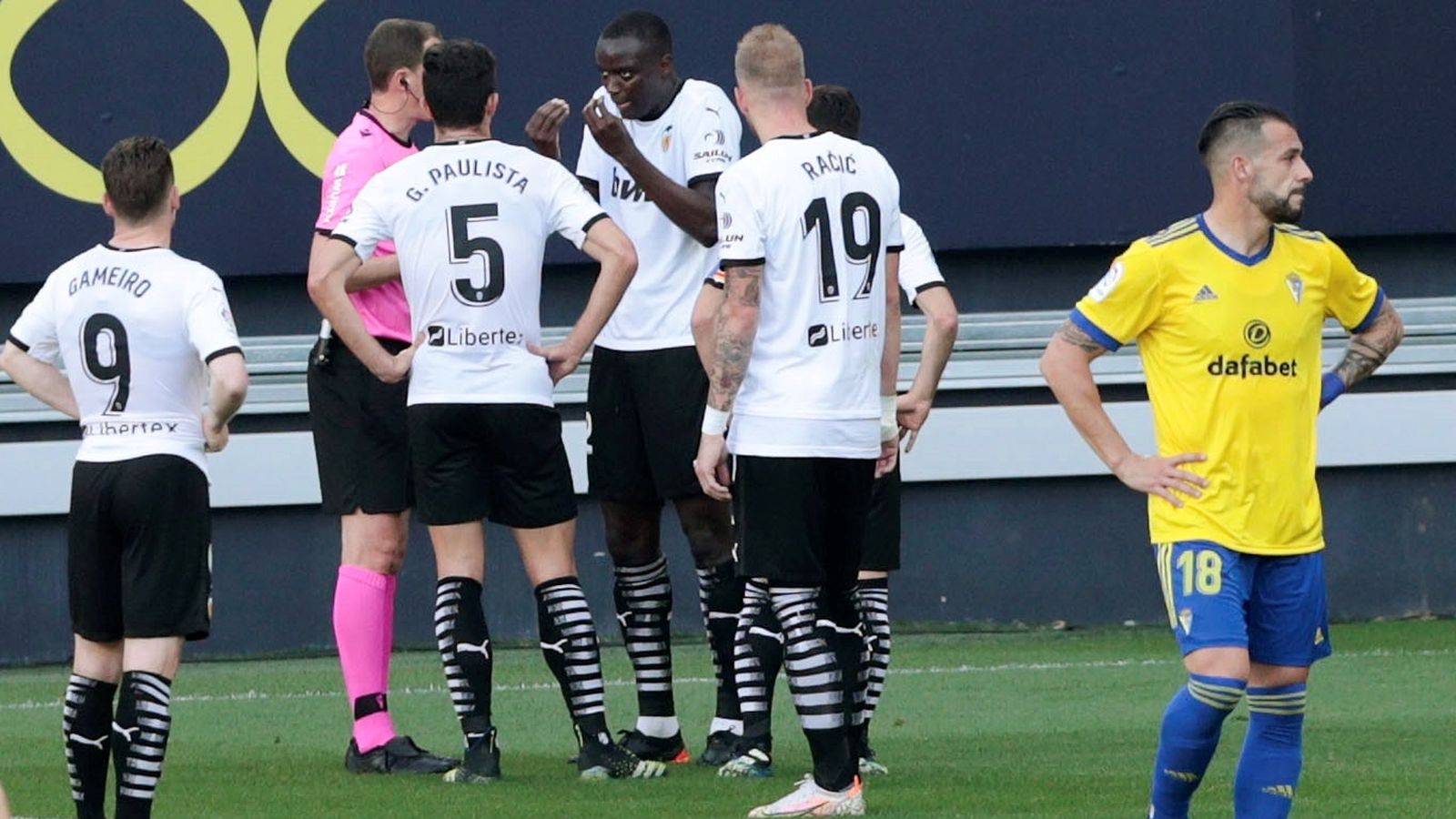 Diakhaby conversa amb l'àrbitre del partit, Medié Jiménez