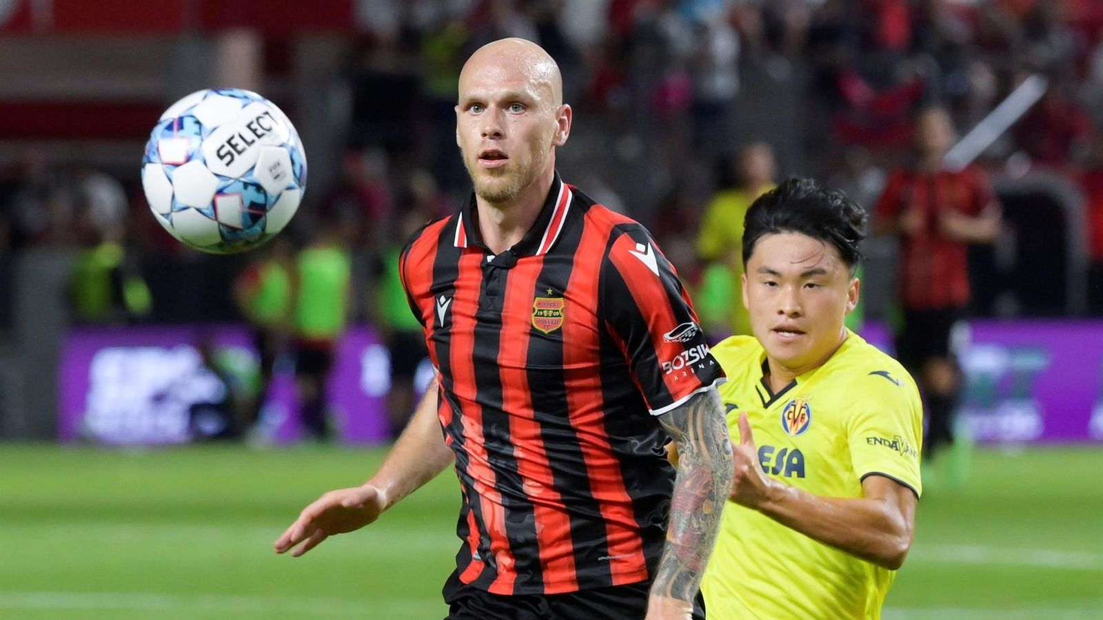El groguet June-hyuk Ahn pressiona un jugador del Honved de Budapest