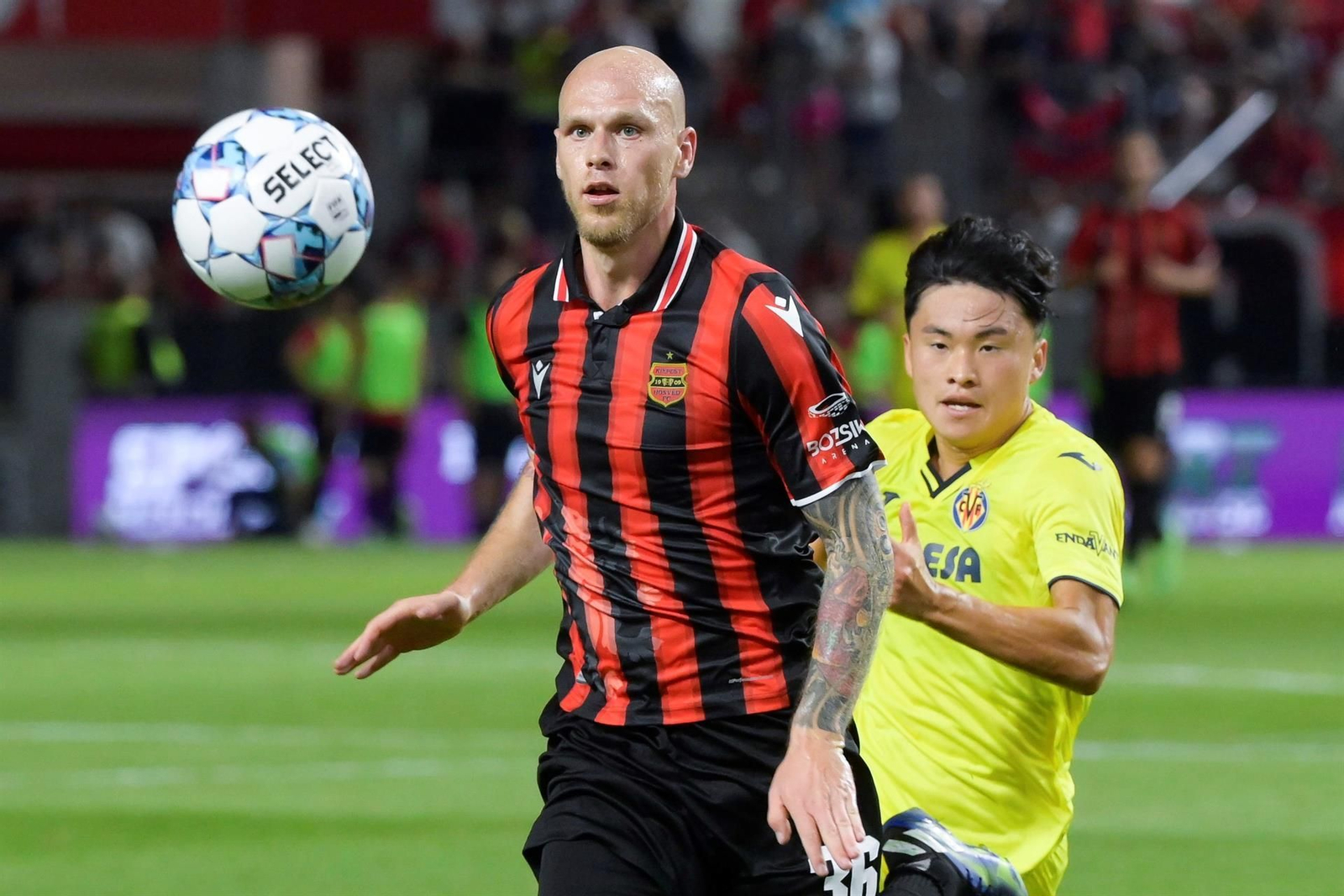 El groguet June-hyuk Ahn pressiona un jugador del Honved de Budapest 