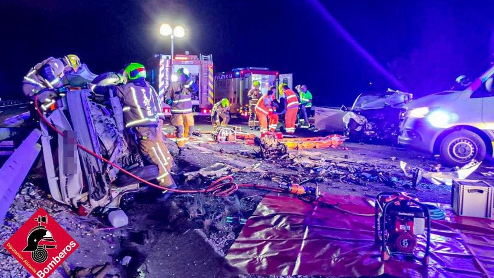 Intervenció dels bombers en l'accident de l'AP-7 a Benissa