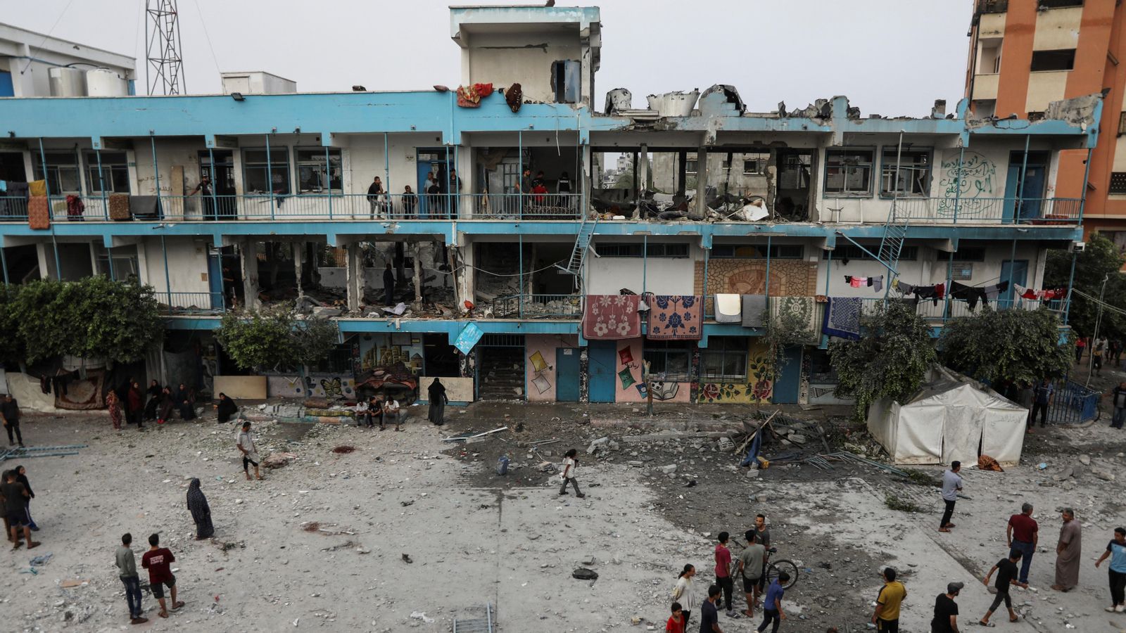 En imatge, el recinte escolar de la UNRWA atacat per Israel, que allotjava fins a sis mil persones