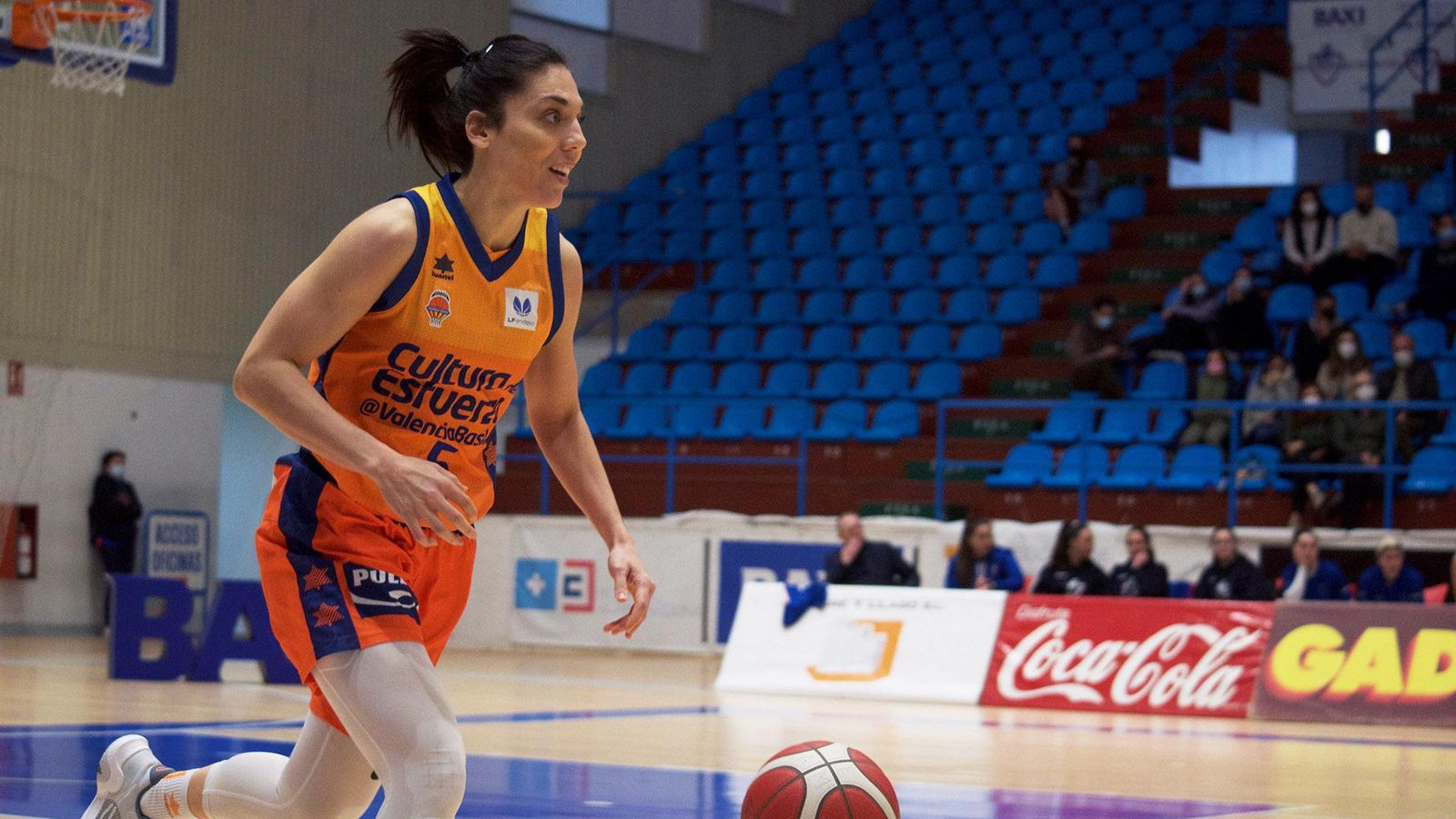 La base taronja, Cristina Ouviña, durant el xoc contra el Baxi Ferrol al pavelló d'A Malata