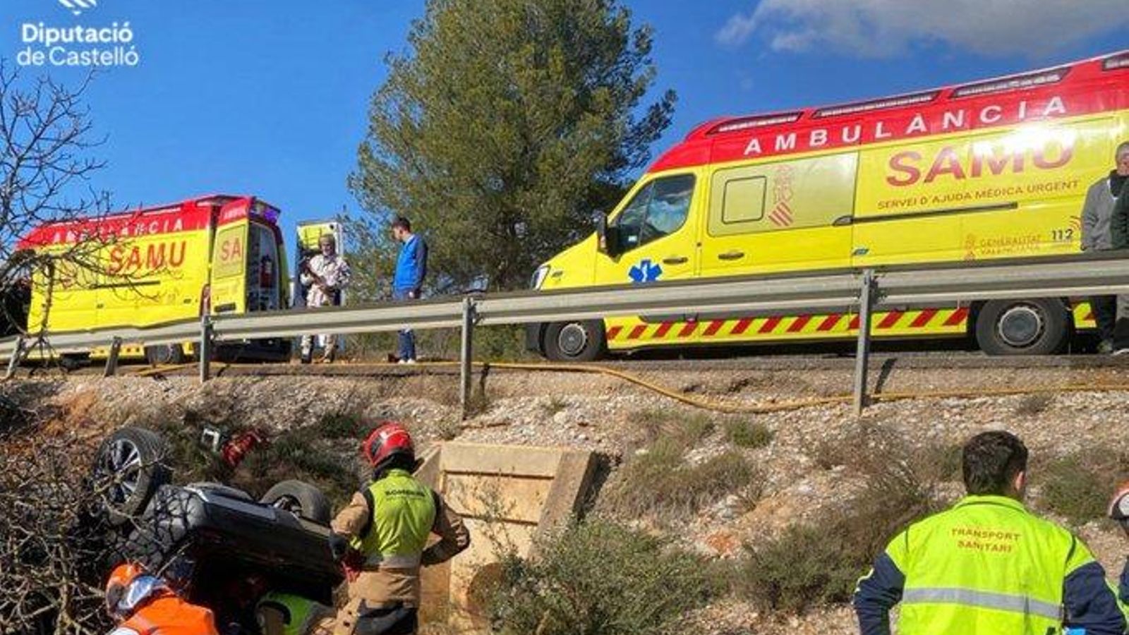 Efectius de bombers i del SAMU durant les tasques de rescat