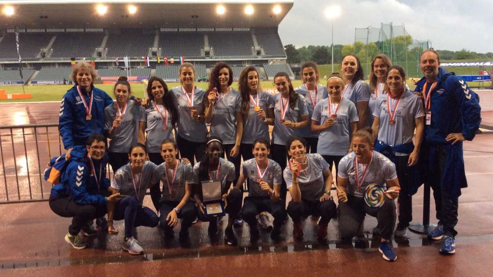 El València Esports de xiques celebra la medalla