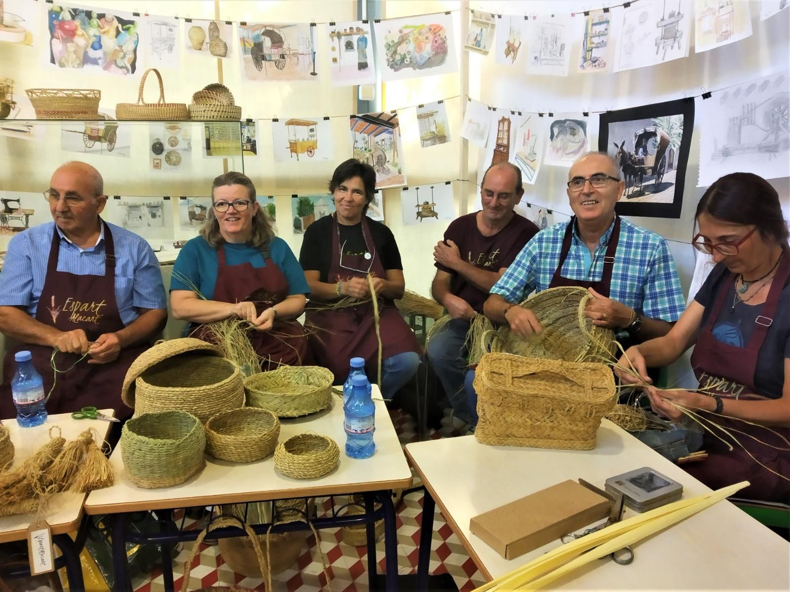 Els participants elaboren productes amb espart