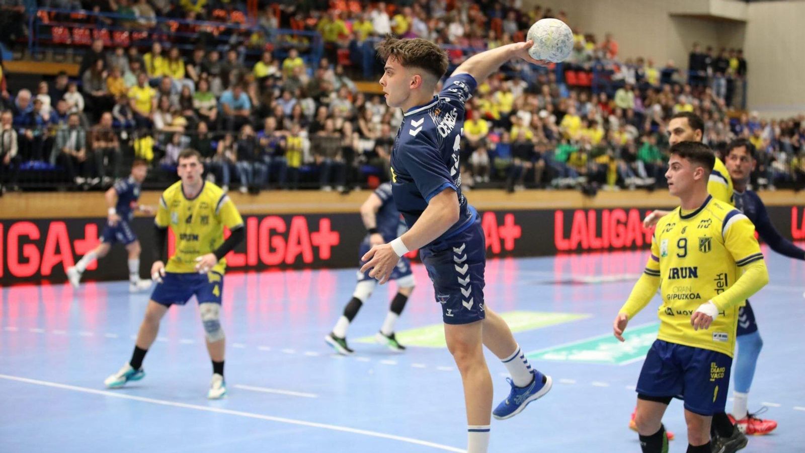 Tommaso De Angelis, en una acció del partit Tommaso De Angelis, en una acció del partit