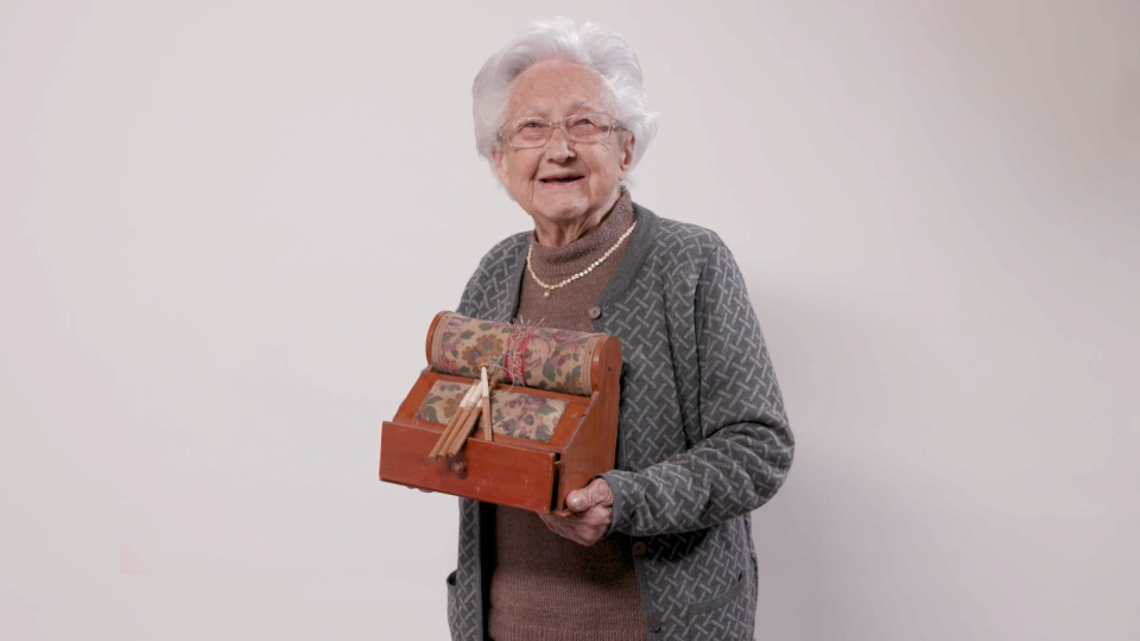 Milagros representa tota una generació que va aprendre a cosir amb boixets en casa gràcies a les seues mares i iaies