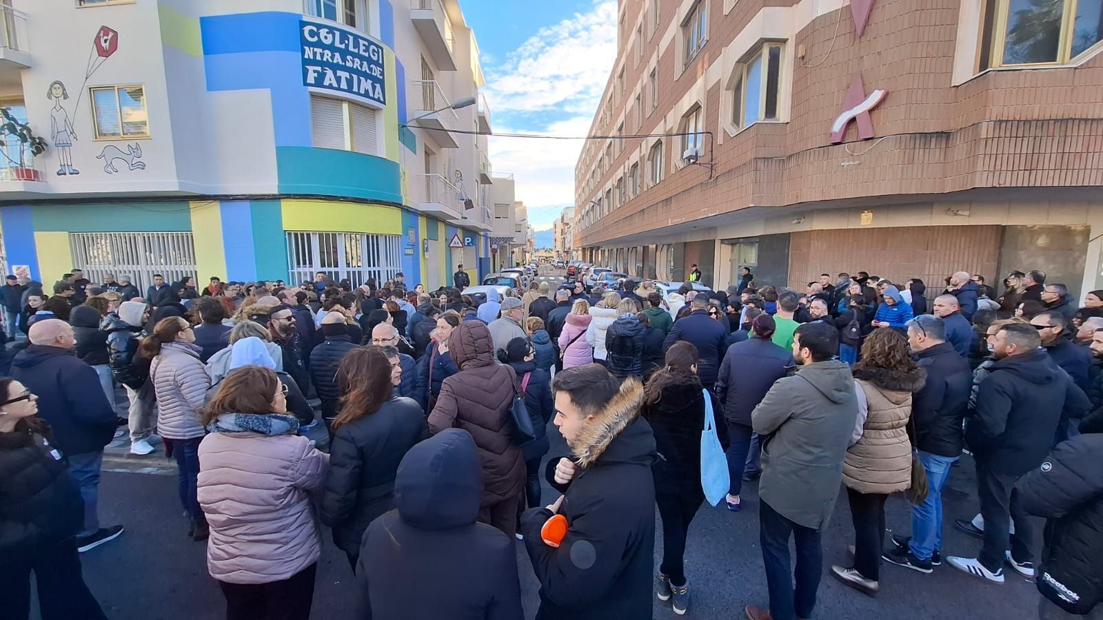 Desenes de persones s'han concentrat a l'exterior de la parròquia
