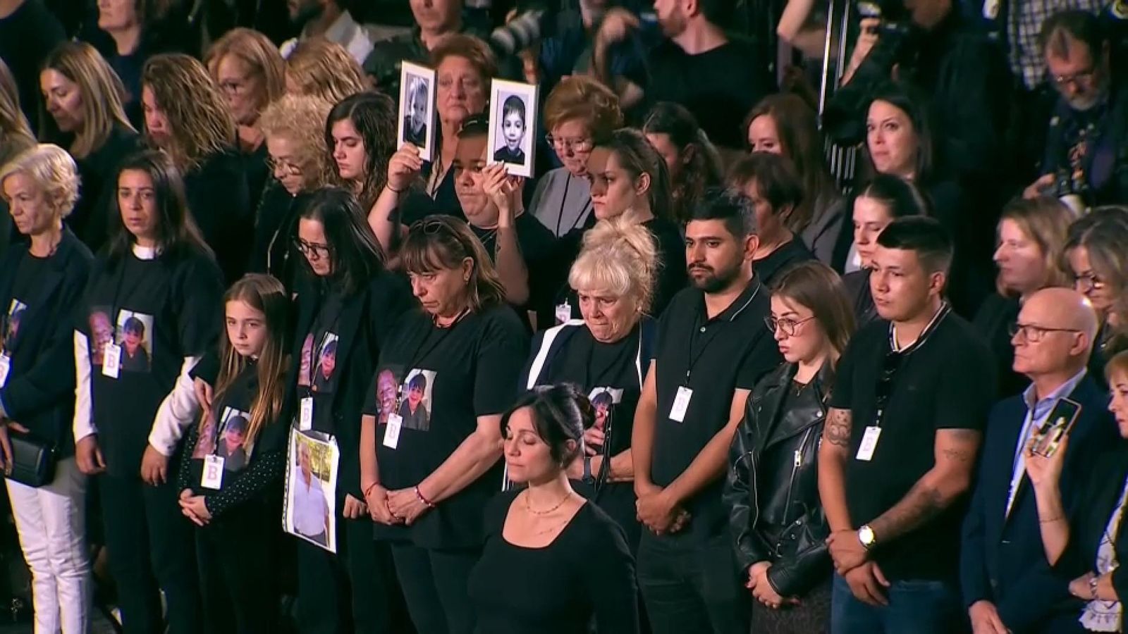 Familiars de les víctimes en el funeral de la dana durant el minut de silenci