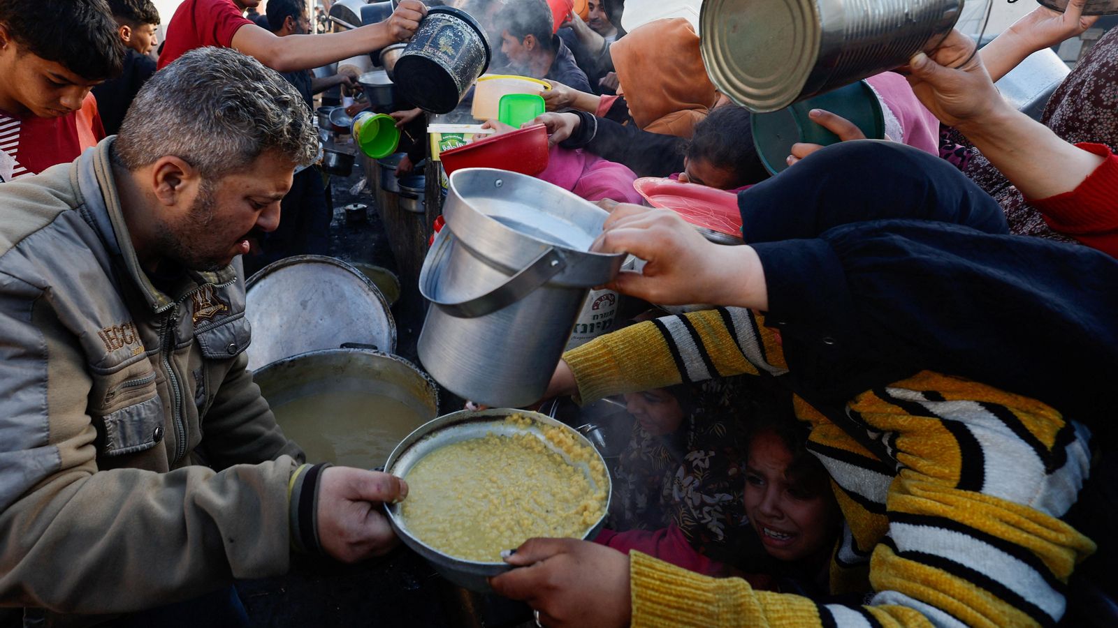 En imatge, una caòtica entrega d'aliments a Rafah, a l'extrem sud de la Franja de Gaza En imatge, una caòtica entrega d'aliments a Rafah, a l'extrem sud de la Franja de Gaza