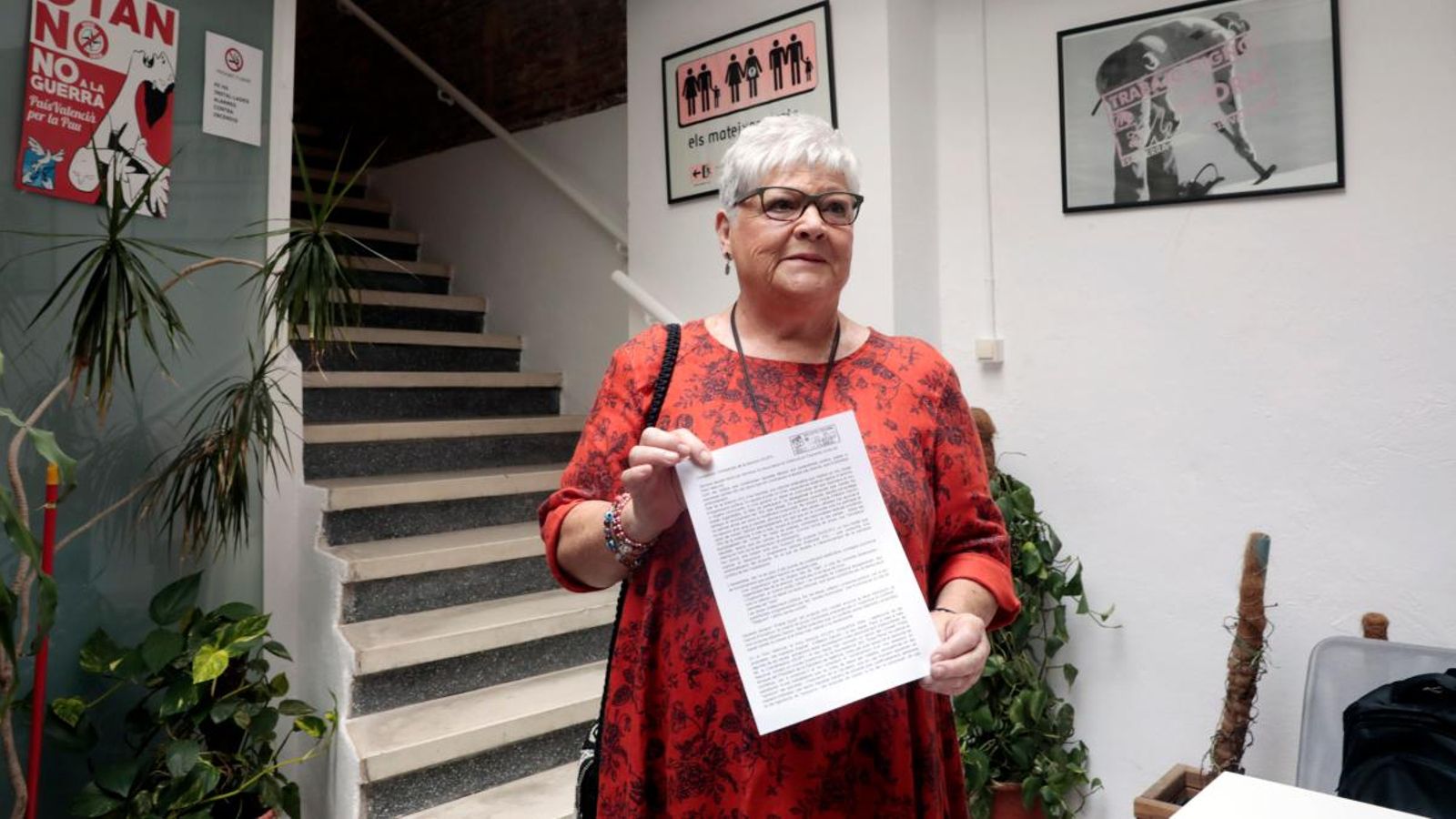 L'ex coordinadora general d'Esquerra Unida del País Valencià (EUPV) Glòria Marcos mostra la petició de baixa del partit