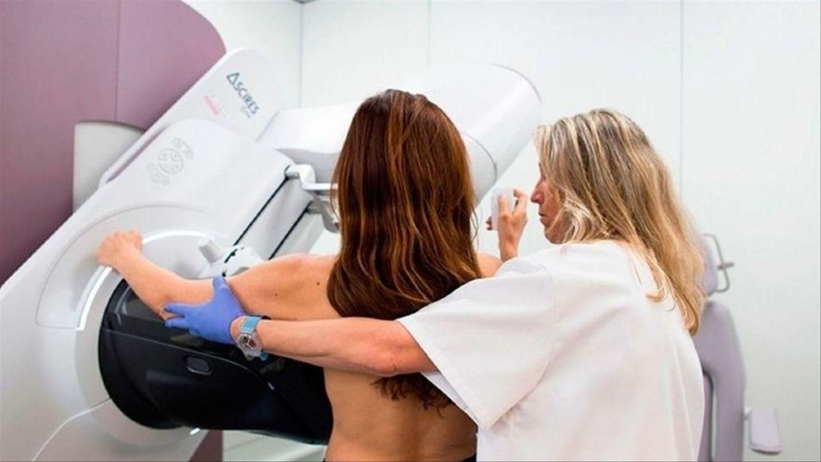 Una dona en una exploració de mama en una imatge d'arxiu