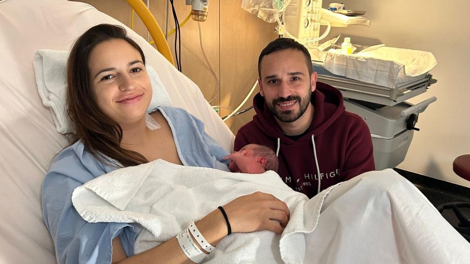 La mare i el pare de Chloe, primera bebé de 2024, posen després del part a l'Hospital Universitari del Vinalopó