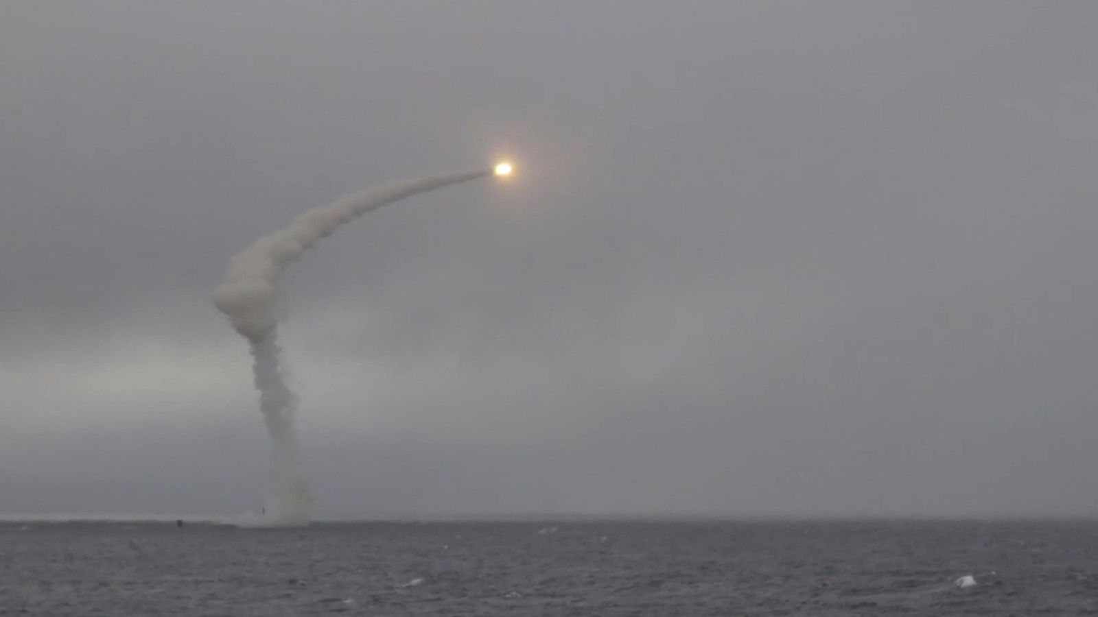 Un submarí nuclear rus llança un míssil en uns exercicis militars recents al mar de Chukotka, que banya Sibèria i Alaska