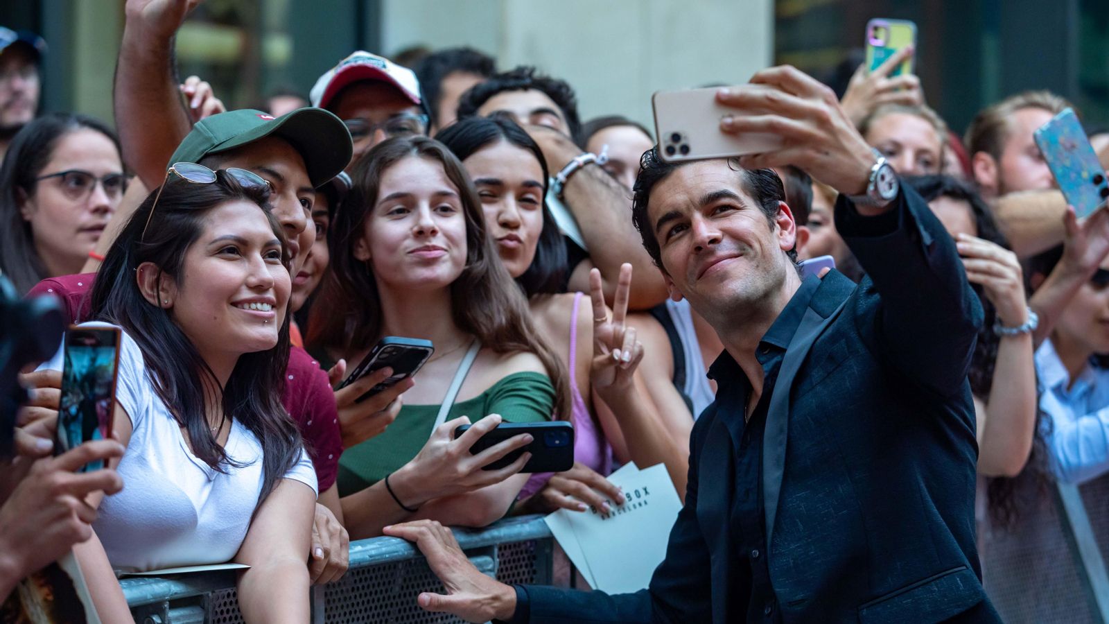 L'actor i director Mario Casas posa amb un grup de fans