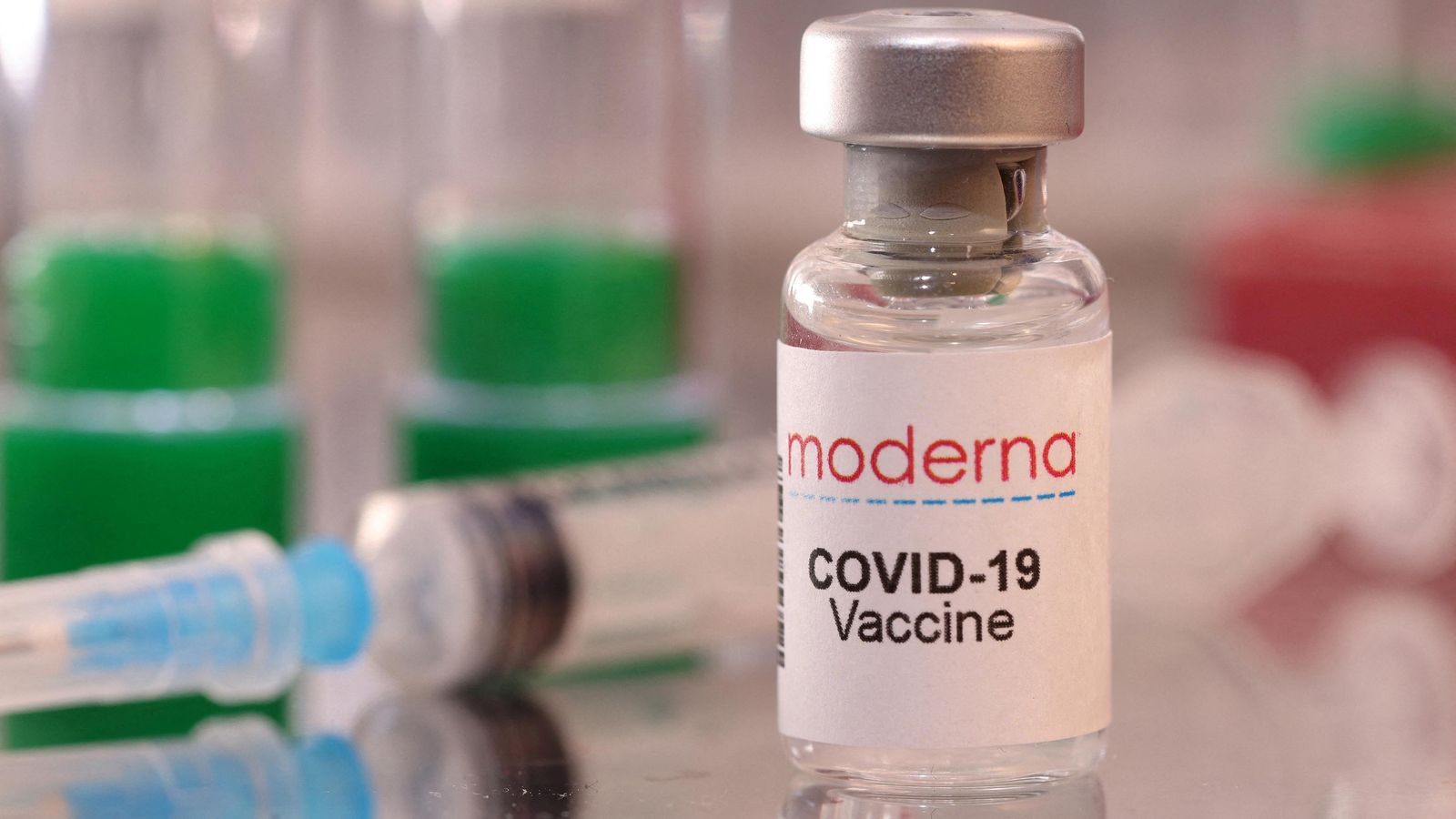 Un vial de la vacuna de Moderna, en una imatge d'arxiu Un vial de la vacuna de Moderna, en una imatge d'arxiu