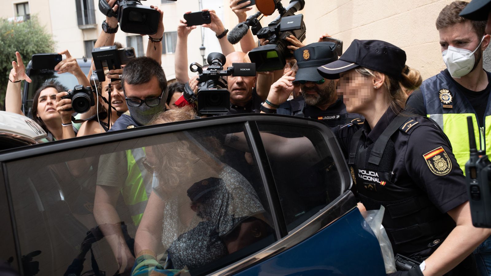 Moment de la detenció de l'alcaldessa de Sitges, Aurora Carbonell