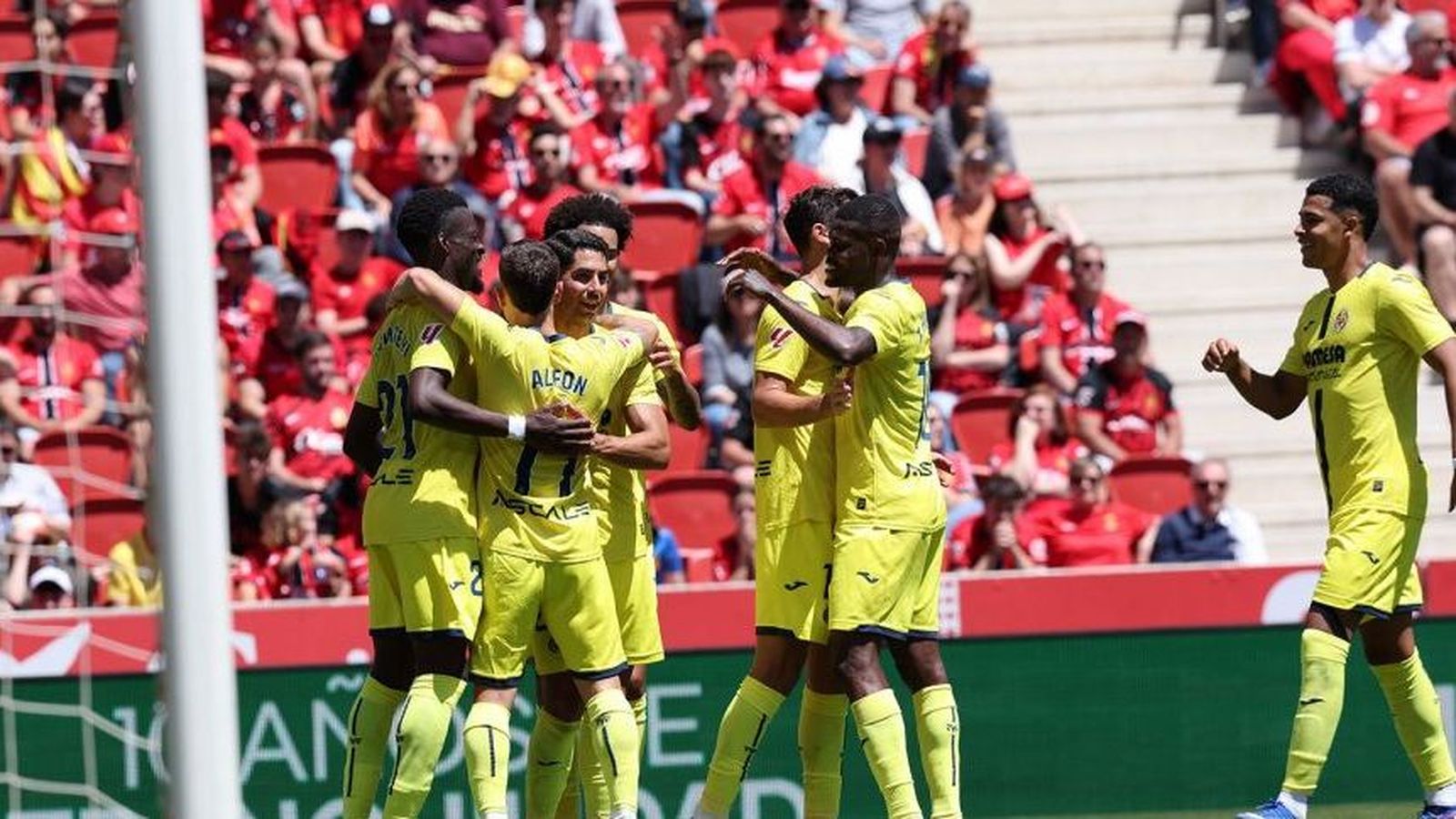 Els jugadors del Villarreal celebren el gol d'Ayoze