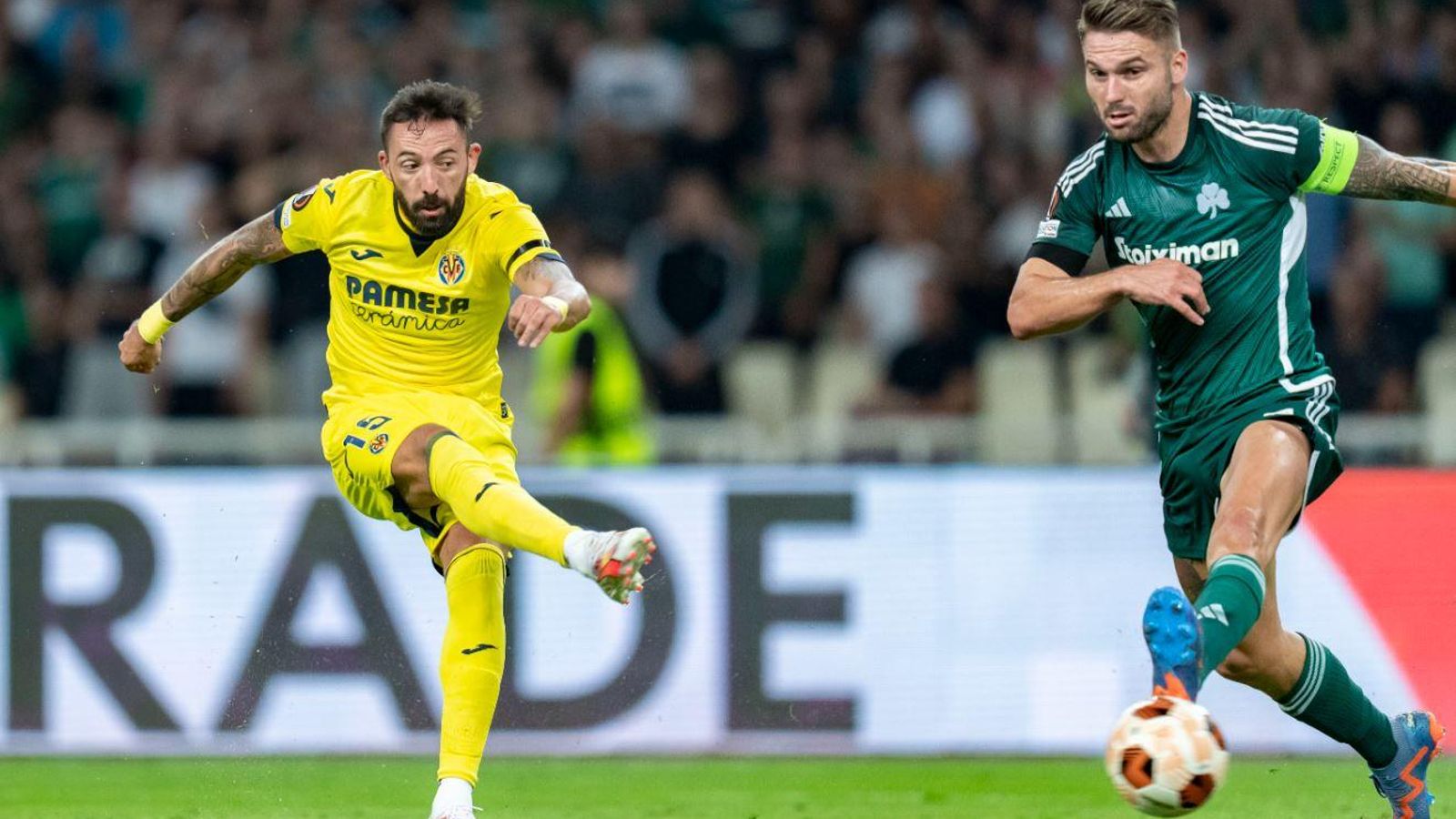 Morales fa un llançament a porteria en el partit contra el Pana