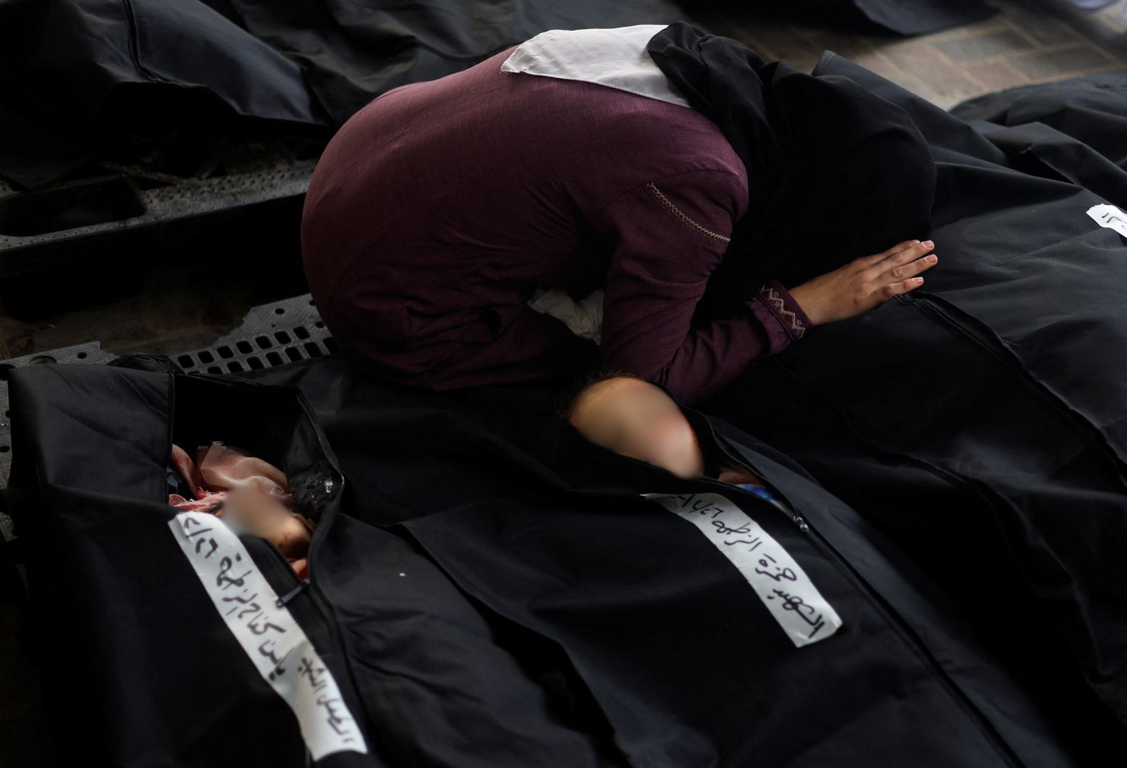 Una dona plora el fill mort en un atac israelià a Rafah, a l'extrem sud de la Franja de Gaza