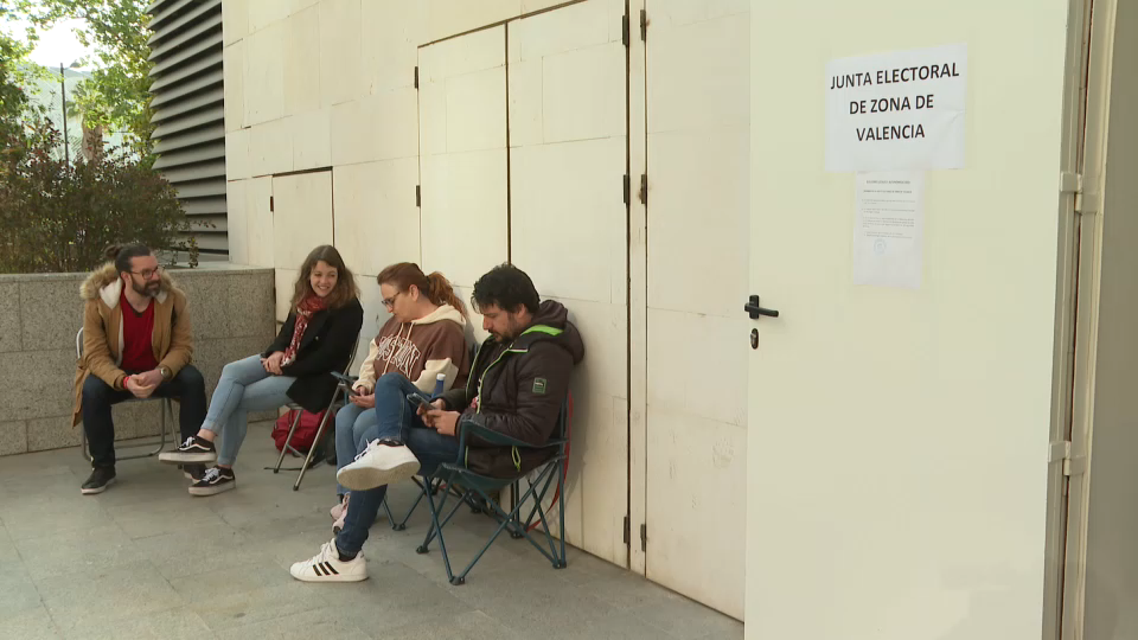 Són representants de Compromís i estan des d'anit a la porta de les oficines de la Junta Electoral per a ser els primers en presentar les candidatures