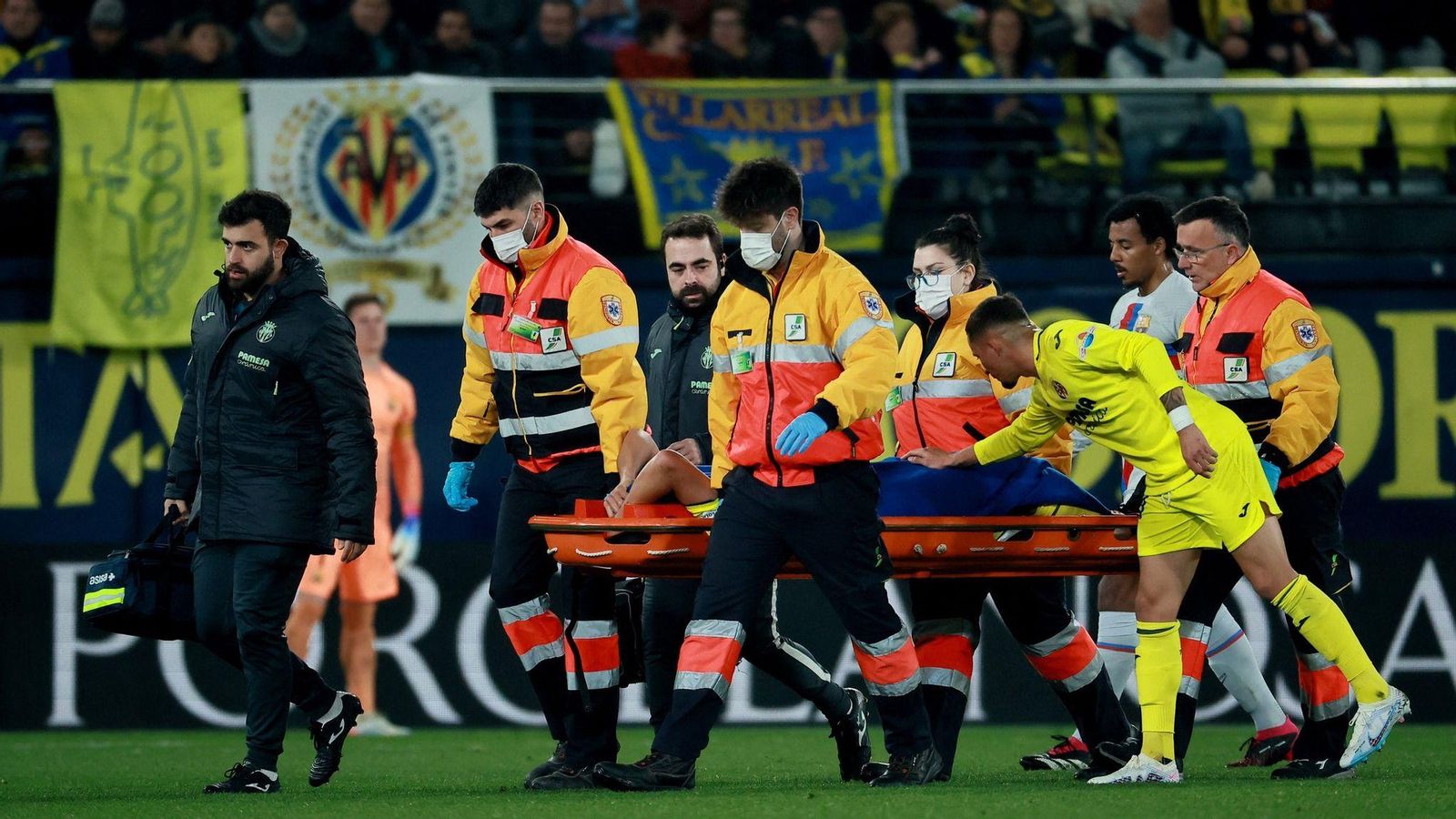 Coquelin retirant-se en llitera durant el partit contra el FC Barcelona