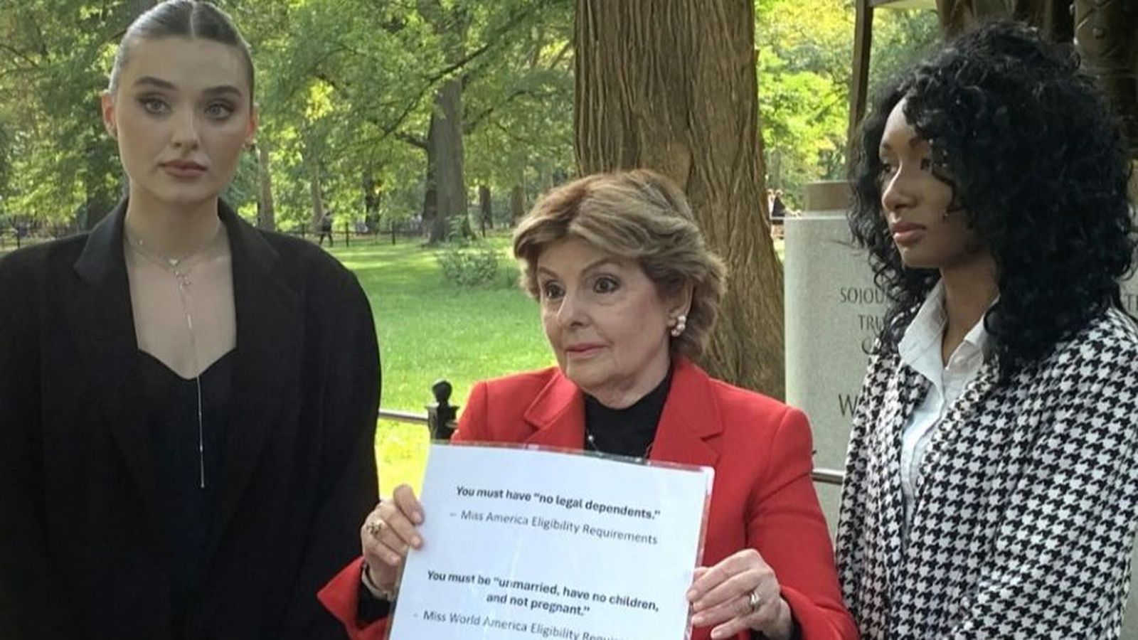 La dona denunciant Veronika Didusenko al costat de l'advocada especialitzada en igualtat de gènere, Gloria Allred