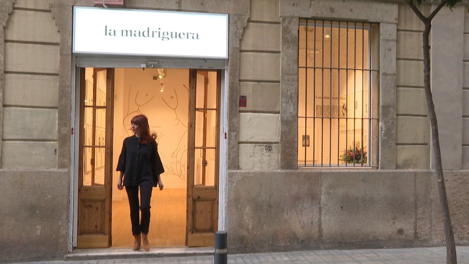 Paula Bonet en la porta de la seua nova galeria d'art La Madriguera