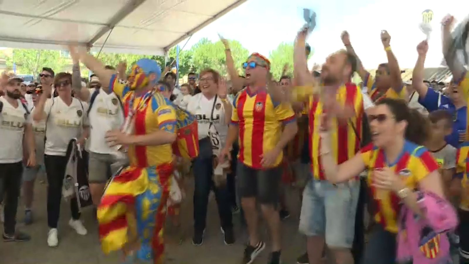 Aficionats del València, en la fan zone de Sevilla el 2019