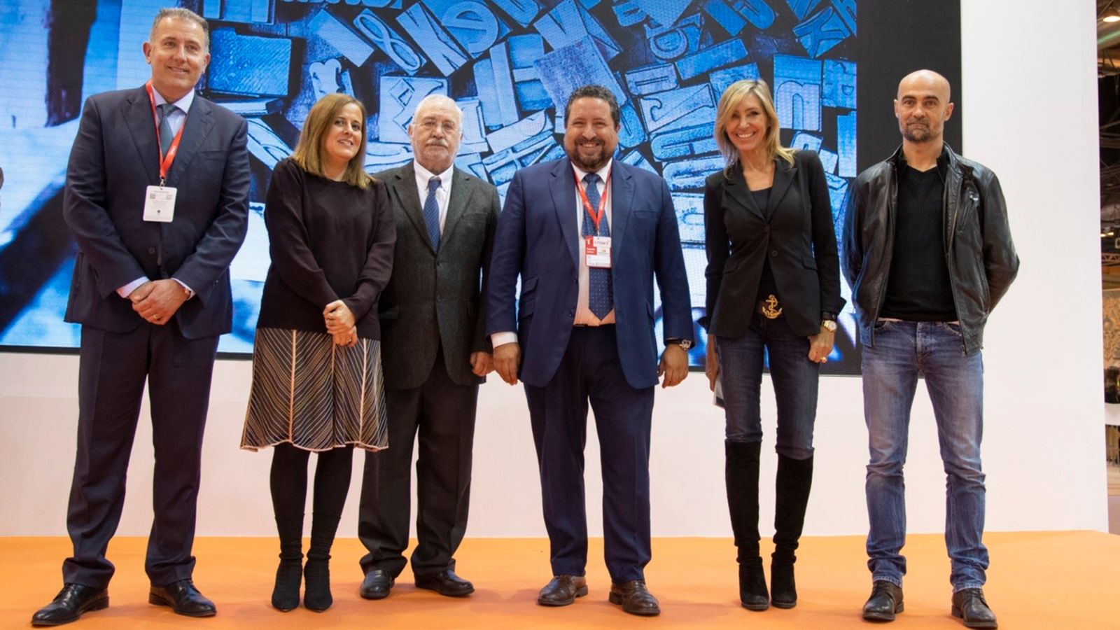 Els guanyadors dels premis Lletres del Mediterrani juntament amb Javier Moliner i Vicent Sales. Europa Press.