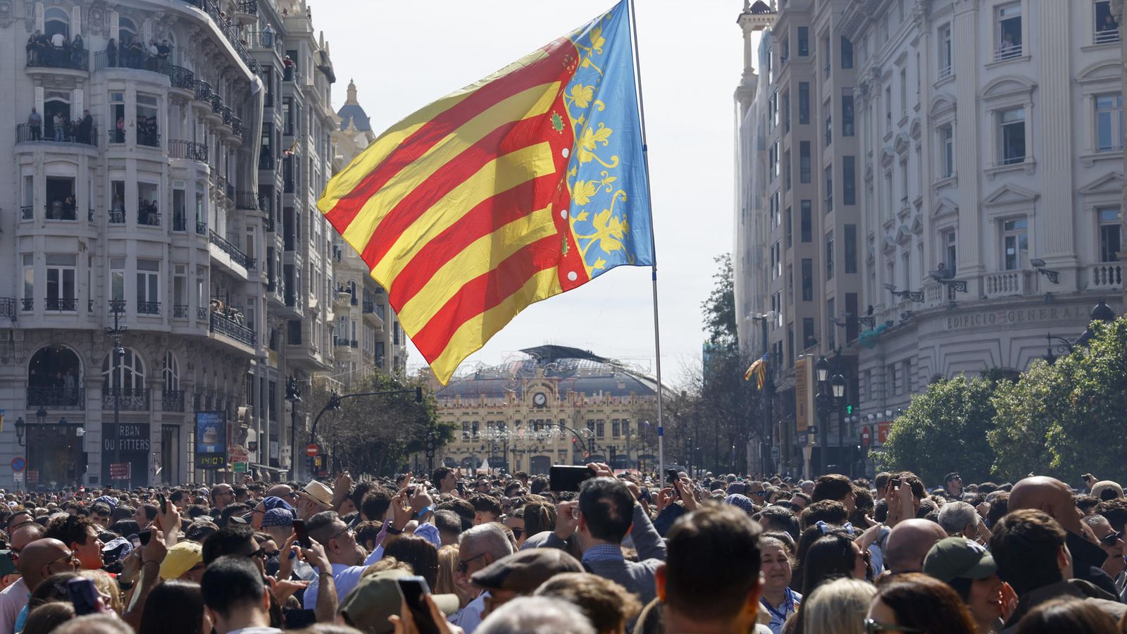 Imatge de la Plaça de l'Ajuntament de València durant els moments previs a la mascletà d'este dijous