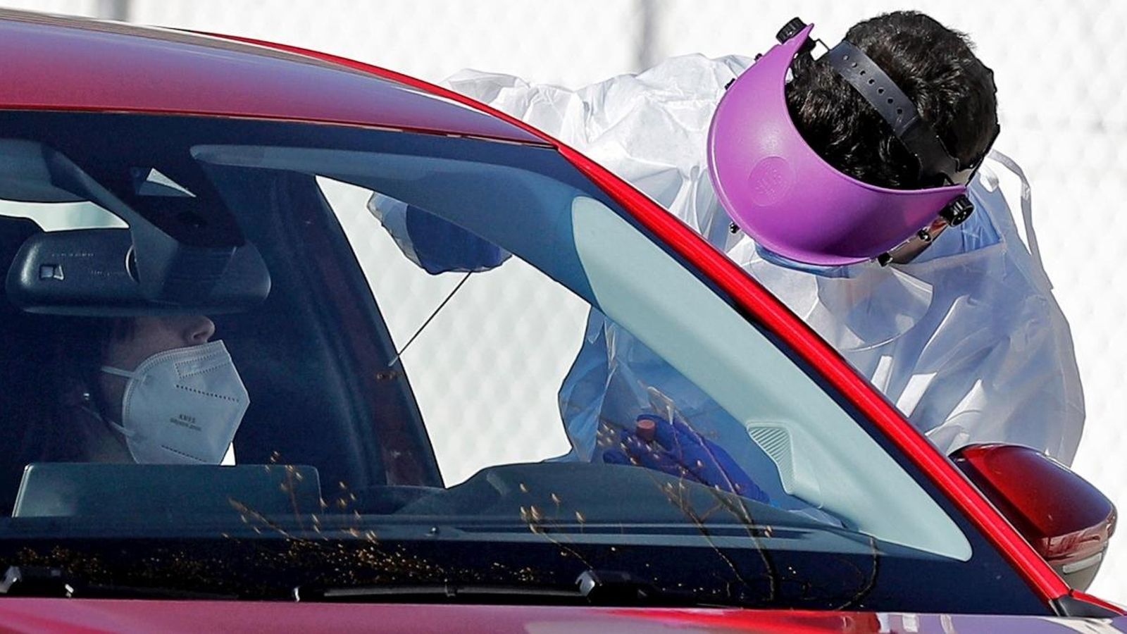 Personal sanitari realitza proves PCR en els vehicles en l'hospital de campanya de la Fe de València